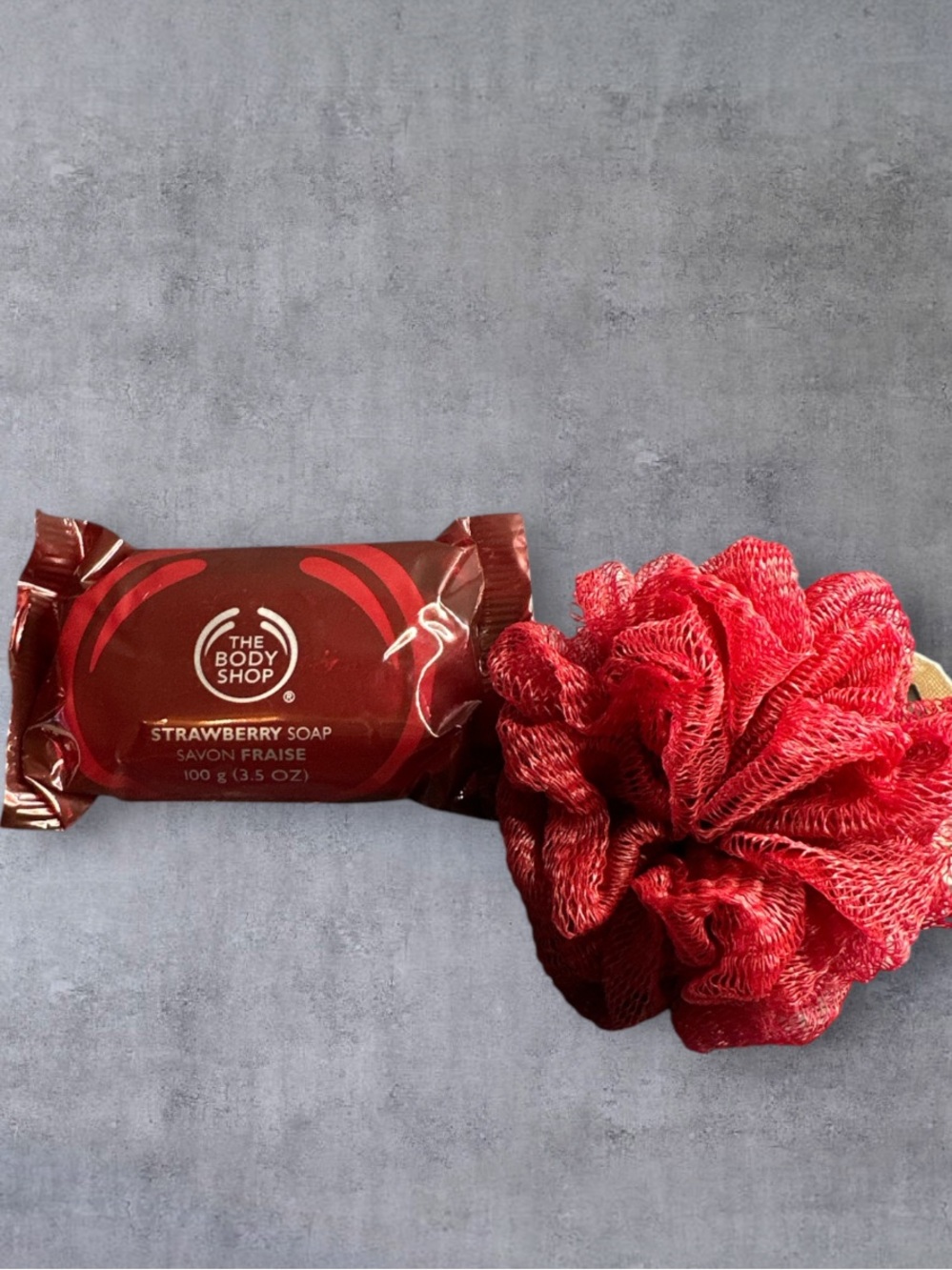 The Body Shop strawberry bar soap 3.5 oz with brand new scrubby
